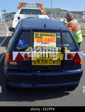 Dorset, UK. 12. August 2014. Dorset Polizei Beschlagnahme Autos mit keine Kfz-Versicherung. Fahrer ohne Versicherung werden gestoppt und ihre Fahrzeuge von der Straße sofort nur genommen wie dieses. Der Fahrer wird um gesetzliche Versicherung dann zahlen, um das Auto zurück bekommen haben plus sie werden eine Gebühr für den Alltag, die das Auto auch gespeichert wird. 12. August 2014 Kredit: Dorset Media Service/Alamy Live-Nachrichten Stockfoto