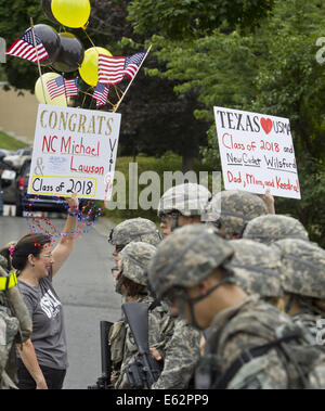 West Point, New York, USA. 12. August 2014. Familie und Freunde willkommen neue Kadetten zurück in die United States Military Academy in West Point, New York, nach einem Marsch von Beast Barracks in Camp Buckner. Der 12-Meilen-Marsch zurück nach West Point markierte das Ende der Cadet Grundausbildung für die Klasse der 2018. Bildnachweis: Tom Bushey/ZUMA Draht/Alamy Live-Nachrichten Stockfoto