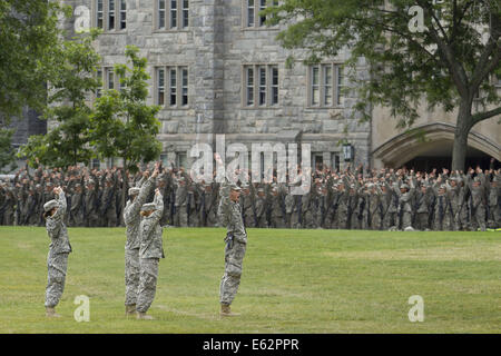 West Point, New York, USA. 12. August 2014. Cadet Kommandanten führen neue Kadetten in der Rocket Cheer, nachdem die neuen Kadetten zurück vom Tier Barracks in Camp Buckner an der United States Military Academy in West Point, New York marschierte. Der 12-Meilen-Marsch zurück nach West Point markierte das Ende der Cadet Grundausbildung für die Klasse der 2018. Bildnachweis: Tom Bushey/ZUMA Draht/Alamy Live-Nachrichten Stockfoto