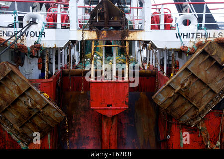 Ein stern Trawler im Hafen in NW-Schottland Stockfoto