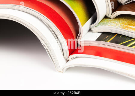 Stapel Zeitschriften Farbe auf weißem Hintergrund Stockfoto