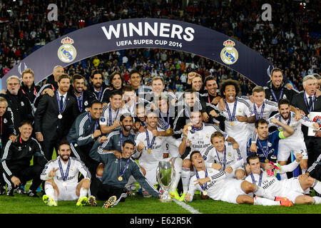 Cardiff, Wales. 12. August 2014. UEFA Super Cup. Real Madrid CF V FC Sevilla. Real Madrid CF Kader feiern ihren Sieg mit der Gewinner-Trophäe Credit: Action Plus Sport/Alamy Live News Stockfoto