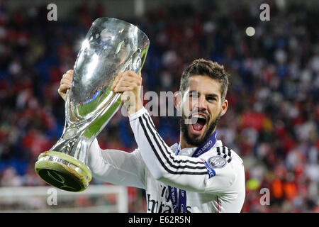 Cardiff, Wales. 12. August 2014. UEFA Super Cup. Real Madrid CF V FC Sevilla. Real Madrids ISCO feiert mit der Trophäe Credit: Action Plus Sport/Alamy Live News Stockfoto