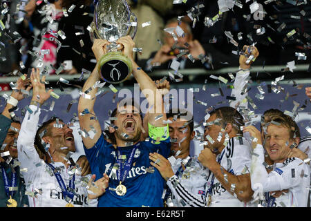 Cardiff, Wales. 12. August 2014. UEFA Super Cup. Real Madrid CF V FC Sevilla. Real Madrids Torhüter Iker CASILLAS hebt die Gewinner-Trophäe Credit: Action Plus Sport/Alamy Live News Stockfoto