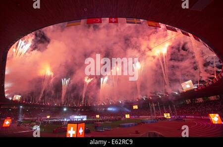 Zürich, Schweiz. 12. August 2014. 2014 European Athletics Championships, Letzigrund Stadion Zürich. Eröffnung Zeremonie Foreworks über das Stadion Credit: Action Plus Sport/Alamy Live News Stockfoto