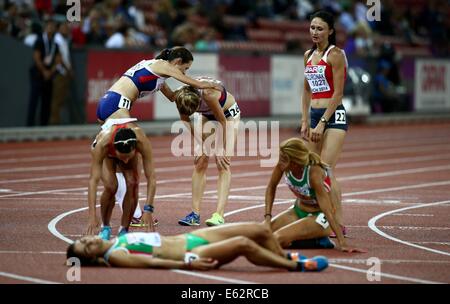 Zürich, Schweiz. 12. August 2014. 2014 European Athletics Championships, Letzigrund Stadion Zürich. 10000m Frauen-Finale, zeigt die erschöpften Finalisten Credit: Action Plus Sport/Alamy Live News Stockfoto