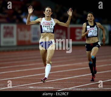 Zürich, Schweiz. 12. August 2014. 2014 European Athletics Championships, Letzigrund Stadion Zürich. 10000m Frauen Finale, Jo Pavey (GBR) Gewinner und Clemence Calvin (FRA) die Ziellinie Credit: Action Plus Sport/Alamy Live News Stockfoto