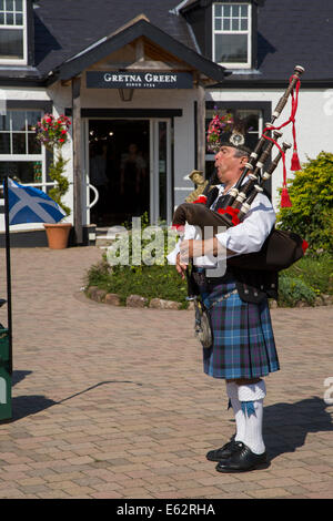 Schottische Piper in der alten Schmiede in Gretna Green, Dumfries and Galloway, Schottland, Großbritannien Stockfoto