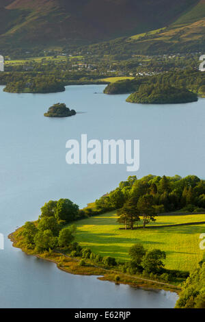 Blick über Derwentwater mit Stadt Keswick jenseits der Seenplatte, Cumbria, England Stockfoto