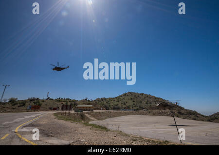 Dem Berg Hermon, Israel. Eine militärische Hubschrauber fliegen in geringer Höhe (links) wie der andere, was man aus (rechts nimmt) Stockfoto