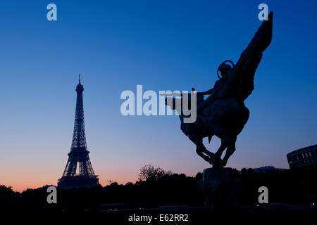 Sonnenaufgang in Paris mit dem Eiffelturm und die Statue der Jeanne d ' Arc, La France Renaissante (wiedergeboren Frankreich) von Holger Wendekinch. Stockfoto