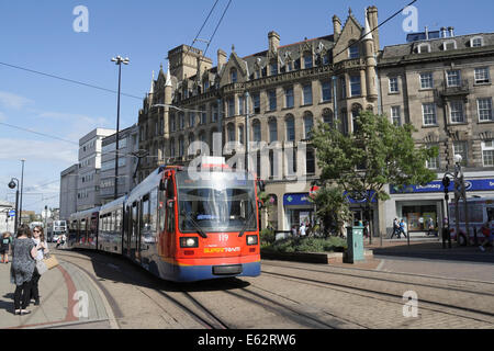 Eine Supertram nähert sich der Kathedrale im Stadtzentrum von Sheffield, England, Großbritannien, Metro, Stadtverkehr, Stadtbahnnetz Stockfoto