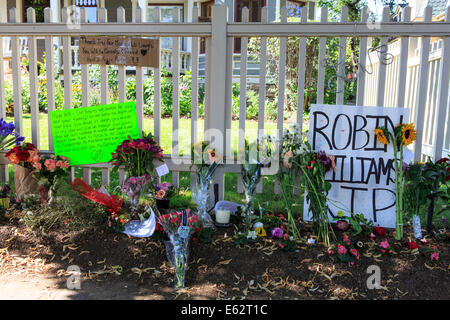 Boulder, Colorado, USA.  12. August 2014. Fans von Schauspieler und Komiker Robin Williams würdigen Zuhause als die Außenkulissen der Fernsehserie Mork & Mindy 1619 Pine Street in Boulder, Colorado, USA am Boulder.  Williams begann seine Karriere beim Spielen ein Alien namens Mork vom Planeten Ork von 1978 bis 1982. (c) Ed Endicott/Alamy Live-Nachrichten Stockfoto