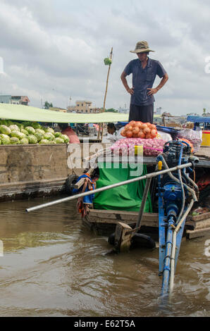 Mann, Verkauf von Gemüse, können Rang schwimmende Markt, Can Tho, Vietnam Stockfoto