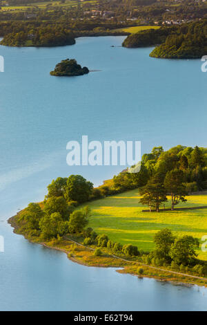 Blick über Derwentwater mit Stadt Keswick jenseits der Seenplatte, Cumbria, England Stockfoto