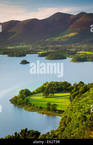 Blick über Derwentwater mit Stadt Keswick jenseits der Seenplatte, Cumbria, England Stockfoto