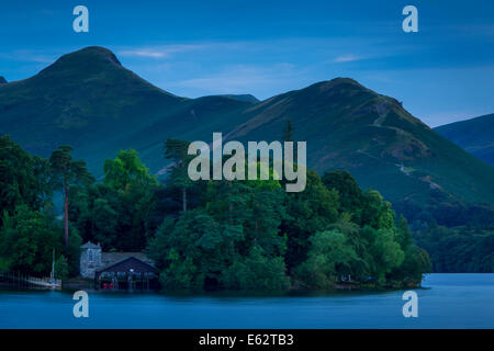 Abend mit Blick auf Bootshaus am Derwentwater, Lake District, Cumbria, England Stockfoto