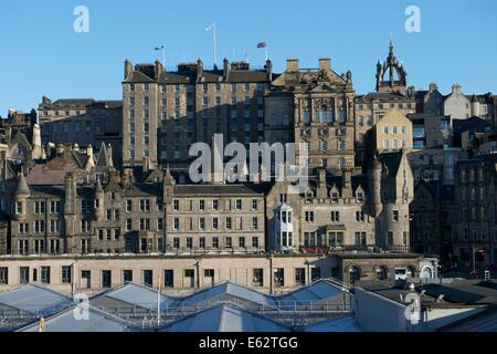 Altstadt von Edinburgh aus Cockburn Street vorbei die City Chambers, der Turm der St. Giles Kirk nachschlagen. Stockfoto