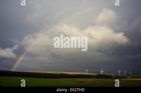 Dun Gesetz Windpark auf Soutra Hügel südlich von Edinburgh, Schottland, mit Regenbogen. Stockfoto