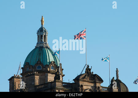 Flaggen wehen auf dem Dach der Lloyds Bank Hauptsitz auf dem Hügel in Edinburgh. Stockfoto