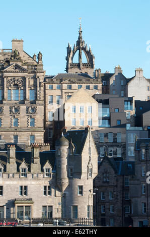 Altstadt von Edinburgh aus Cockburn Street vorbei die City Chambers, der Turm der St. Giles Kirk nachschlagen. Stockfoto