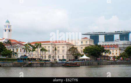 Blick auf das 1897 Empress Place Building und Marina Bay Sands Singapore River aus Boat Quay Stockfoto