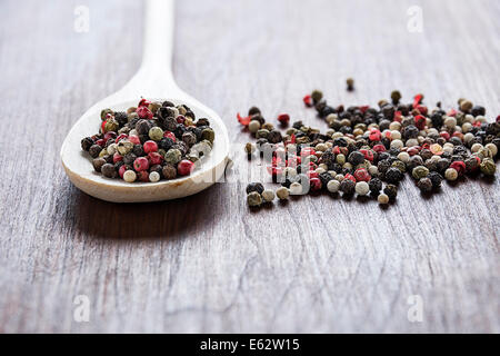 Paprika Samen in einem Holzlöffel Stockfoto