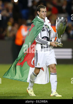 Cardiff. 12. August 2014. Real Madrids Gareth Bale feiert mit der Trophäe nach dem UEFA Super Cup-Spiel zwischen Real Madrid und Sevilla in Cardiff City Stadium in Cardiff, Großbritannien am 12. August 2014. Real Madrid gewann den Titel gegen Sevilla mit 2: 0. Bildnachweis: Wang Lili/Xinhua/Alamy Live-Nachrichten Stockfoto