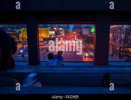 Manhattan, New York. Der Blick in der Abenddämmerung von der Anzeige Sporn auf der Highline Park am 26th Street. Stockfoto