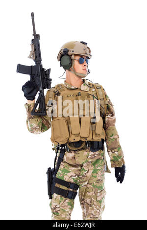 Soldat hob Gewehr oder Sniper mit weißem Hintergrund Stockfoto