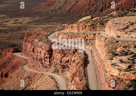 Moki Dugway (oder Mokee Dugway) Spitzkehre Straße, Cedar Mesa, in der Nähe von Mexican Hat, San Juan County, Utah, USA Stockfoto