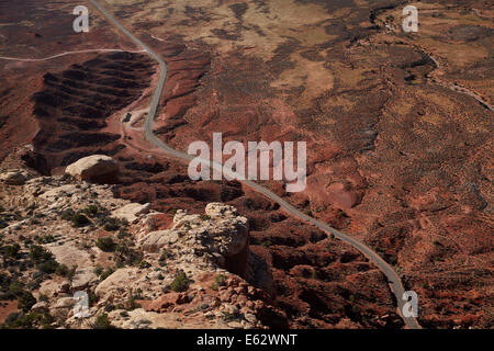 Blick vom Moki Dugway (oder Mokee Dugway) Spitzkehre Straße, Cedar Mesa, in der Nähe von Mexican Hat, San Juan County, Utah, USA Stockfoto