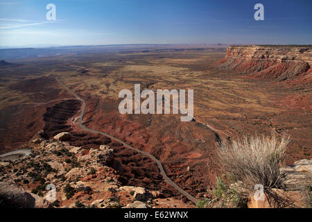 Blick vom Moki Dugway (oder Mokee Dugway) Spitzkehre Straße, Cedar Mesa, in der Nähe von Mexican Hat, San Juan County, Utah, USA Stockfoto