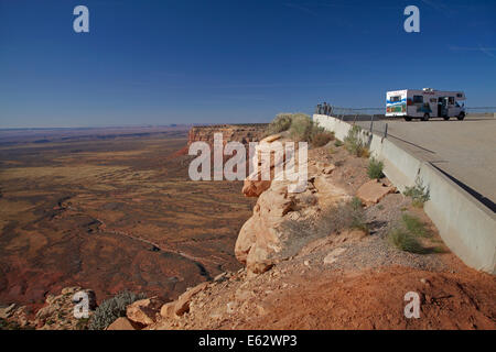 RV und Ansicht von Moki Dugway (oder Mokee Dugway) Switchback Road, Klettern Cedar Mesa, in der Nähe von Mexican Hat, San Juan County, Utah, USA Stockfoto