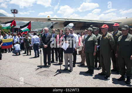 Caracas, Venezuela. 12. August 2014. Venezolanische Foreign Affairs Minister Elias Jaua (2. L, vorne) hält eine Rede mit seinem palästinensischen Amtskollegen Riyad al - Maliki (1. L, vorn) auf dem internationalen Flughafen Maiquetia, Caracas, Venezuela, am 12. August 2014. Venezuela Dienstag versendet eine anfängliche 12 Tonnen humanitäre Hilfe für die Palästinenser mit der israelischen Offensive im Gazastreifen geschlagen, sagte der venezolanische Nachrichtenagentur (AVN). Bildnachweis: Boris Vergara/Xinhua/Alamy Live-Nachrichten Stockfoto