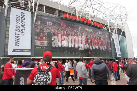 Manchester, UK. 12. August 2014. ReUnited14 - Manchester United gegen Valencia. Das erste Heimspiel für neue Manager Louis Van Gaal und die endgültige Pre Saison Befestigung vor die Fußball-Saison 2014/15 - Old Trafford, Manchester, England am 12. August 2014 angepfiffen Bild - Haupteingang. Bildnachweis: KEITH MAYHEW/Alamy Live-Nachrichten Stockfoto