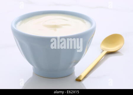 Leckere, nahrhafte und gesunde frische Joghurt auf Vintage italienischen Carrara-Marmor-Einstellung. Stockfoto