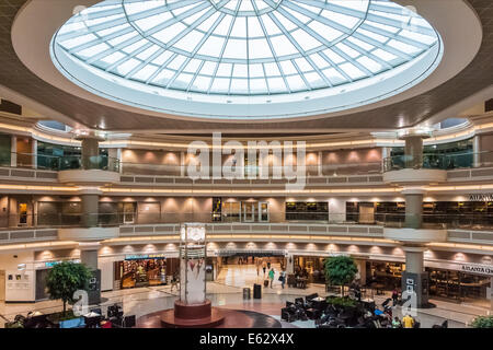 Ansicht des zentralen Atrium auf die inländischen Terminal der Hartsfield-Jackson Atlanta International Airport in Atlanta, Georgia, USA. Stockfoto