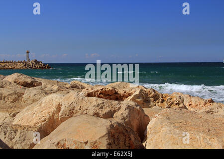 Felswand Meer mit kleinen Leuchtturm am Mittelmeer in Herzliya, Israel in der Nähe von Jaffa und Tel Aviv. Stockfoto