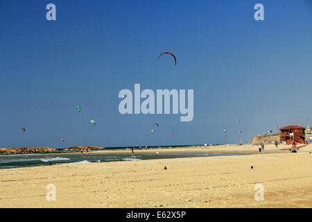 Kite-Surfen am Mittelmeer in Israel Stockfoto