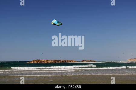 Kite-Surfen am Mittelmeer in Israel Stockfoto