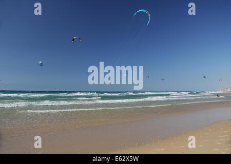 Kite-Surfen am Mittelmeer in Israel Stockfoto