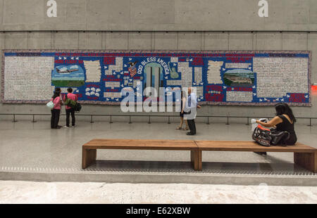 Manhattan, New York. Menschen in der 9/11-Museum, Blick auf das Denkmal für die Opfer der Terroranschläge 9 / 11 2001 quilt. Stockfoto