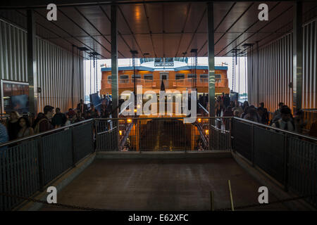 Manhattan, New York. Pendler verlassen die Staten Island Ferry. Stockfoto