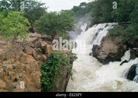 Hogenakkal fällt und Karbonatit Felsen Blick auf Tamil Nadu, Indien während der Monsun Stockfoto