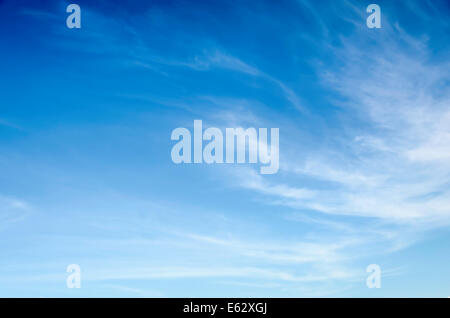 Wispy, dünne Cirruswolken gegen blauen Himmel Stockfoto