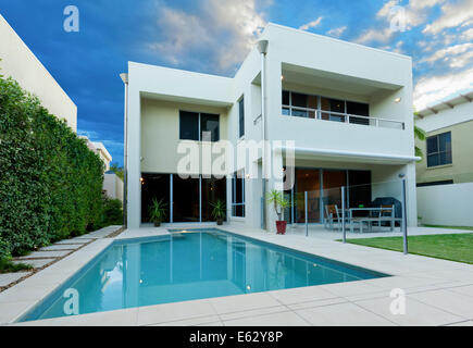 Luxuriöses, modernes Haus mit Pool und Garten Stockfoto