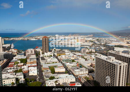 Doppelter Regenbogen über Honolulu, Hawaii Stockfoto