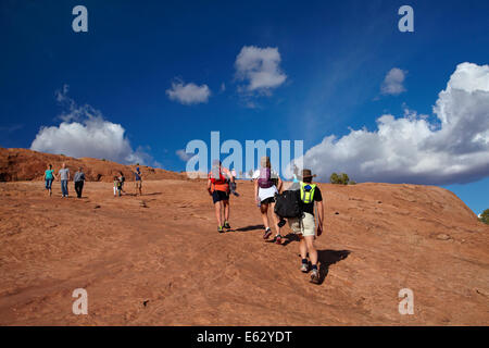 Wanderer auf dem Weg zum Delicate Arch, Arches-Nationalpark in der Nähe von Moab, Utah, USA Stockfoto