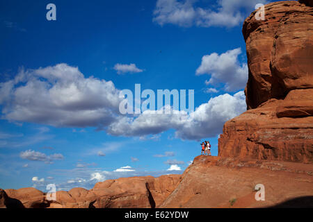 Wanderer auf dem Weg zum Delicate Arch, Arches-Nationalpark in der Nähe von Moab, Utah, USA Stockfoto